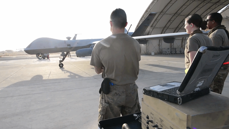 Các phi công 2 lần tìm cách khởi động lại động cơ khi UAV đang giảm độ cao nhưng đều thất bại.