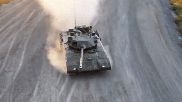 Tuy nhiên, kiến trúc mới cũng đồng nghĩa với sự phức tạp và chi phí cao hơn. T-72 và T-90 có lợi thế rất lớn từ mạng lưới sản xuất, sửa chữa và kho phụ tùng đã tồn tại trong nhiều thập niên. T-14 không có lợi thế đó ở cùng quy mô.
