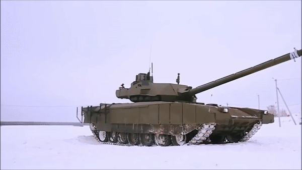 T-14 được thiết kế ngay từ đầu với hệ thống phòng vệ chủ động Afghanit, nhằm phát hiện và đối phó với một số mối đe dọa trước khi chúng đánh trúng xe. Đây là sự khác biệt về tư duy: thay vì chỉ làm lớp giáp dày hơn, T-14 tìm cách ngăn mối đe dọa tiếp cận xe.
