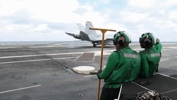 Trước đó, Bộ trưởng Tài chính Mỹ tuyên bố Washington sẽ áp đặt các biện pháp trừng phạt cứng rắn nhất nhằm bóp nghẹt nền kinh tế Iran. Theo ông, sức ép này có thể làm giảm nhu cầu tiến hành một chiến dịch quân sự quy mô lớn hơn nhằm vào Tehran.