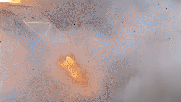 Nhưng TOS-1A không thể hoạt động độc lập. Đi cùng xe mang phóng là xe tiếp đạn, giúp bổ sung rocket sau khi hệ thống sử dụng hết cơ số đạn trên xe. Cách tổ chức này cho phép cả cụm phương tiện duy trì khả năng cơ động và nhanh chóng chuẩn bị cho đợt khai hỏa tiếp theo.