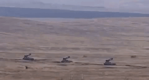 Một điểm quan trọng khác là thời gian triển khai. TOS-1A được thiết kế để tiến vào khu vực cần hỗ trợ, nhanh chóng chiếm vị trí, khai hỏa một loạt rocket rồi rời khỏi khu vực. Điều này phù hợp với môi trường chiến đấu mà khả năng sống sót của phương tiện phụ thuộc rất lớn vào việc giảm thời gian ở trạng thái dễ bị phát hiện và tập kích.