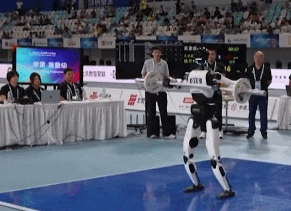 Ở phần thi cử tạ, một robot bất ngờ mất thăng bằng trong lúc cố đẩy tạ lên cao. Thanh tạ tuột khỏi tay cỗ máy, đổ xuống sàn rồi lăn thẳng về phía khu vực ban giám khảo. Cùng lúc đó, robot ngã gục về phía trước, hệ thống khớp cơ học liên tục phát ra tiếng cọ xát trước khi dừng hoạt động hoàn toàn. Nhân viên kỹ thuật sau đó phải nhanh chóng tiếp cận hiện trường để ngắt nguồn điện và thu dọn thiết bị.