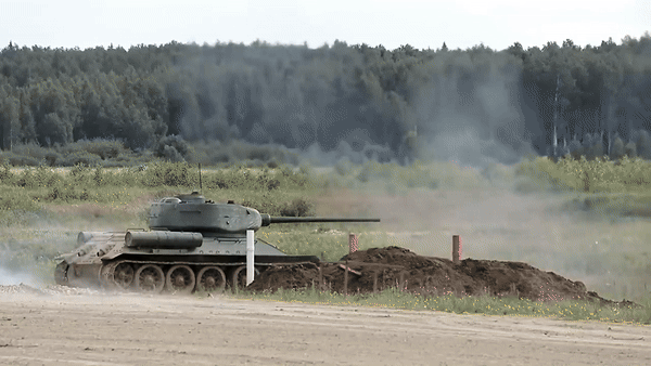Đây là một trong những đánh đổi quan trọng của T-34. Giáp nghiêng giúp chiếc xe sống sót tốt hơn, nhưng đồng thời khiến không gian bên trong trở nên chật chội và ảnh hưởng đến công thái học.