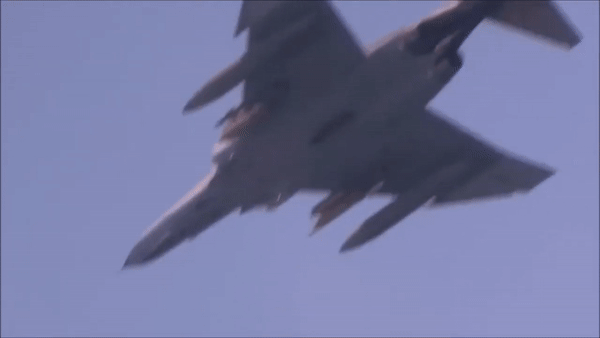 Radar trên F-4 mạnh hơn nhiều so với thiết bị trên MiG-21, cho phép phi công phát hiện và theo dõi mục tiêu từ khoảng cách xa hơn. Máy bay cũng được thiết kế để sử dụng tên lửa không đối không và thực hiện nhiều nhiệm vụ khác nhau.