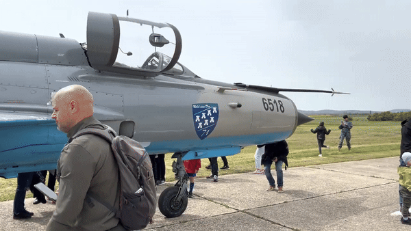 Trước hết là sự đơn giản. MiG-21 được thiết kế với thân nhỏ, 1 động cơ, hệ thống tương đối gọn và cấu trúc phù hợp với sản xuất hàng loạt.