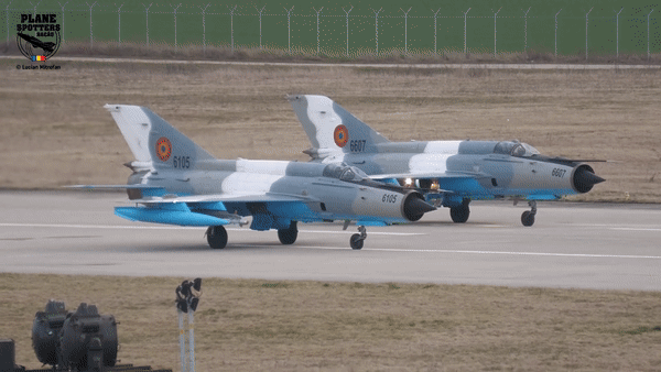 Việc Trung Quốc và Ấn Độ sản xuất các biến thể dựa trên MiG-21 cũng đóng vai trò lớn. J-7 của Trung Quốc tiếp tục được phát triển qua nhiều phiên bản, trong khi Ấn Độ từng sản xuất MiG-21 theo giấy phép và sau đó thực hiện nhiều chương trình nâng cấp.