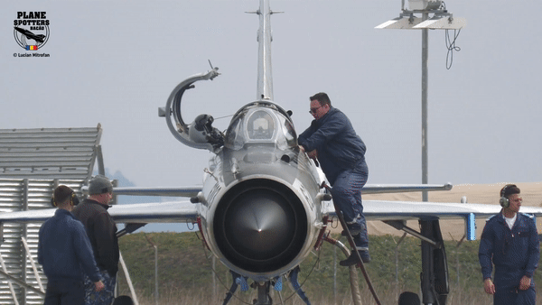 Qua nhiều chương trình hiện đại hóa, MiG-21 có thể được trang bị radar mới, hệ thống liên lạc, thiết bị điện tử hàng không, hệ thống cảnh báo và vũ khí hiện đại hơn. Đây chính là bí quyết quan trọng giúp thiết kế cũ kéo dài vòng đời.