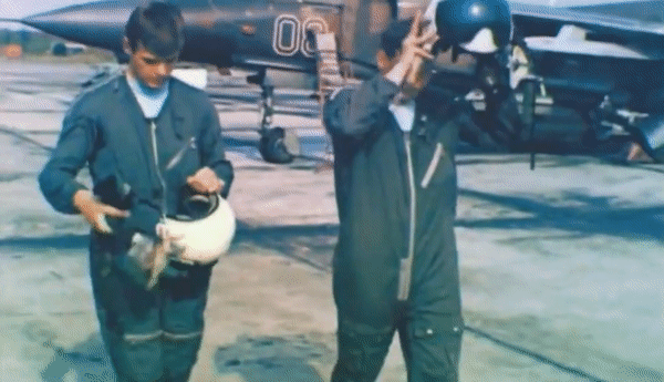 Đây là một sự đánh đổi. MiG-23 có khả năng thích nghi với nhiều chế độ bay hơn, nhưng cấu trúc phức tạp cũng ảnh hưởng đến trọng lượng và đặc tính điều khiển.
