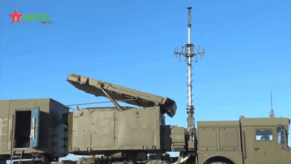 S-500 được thiết kế như một hệ thống giao thoa giữa 2 lĩnh vực: phòng không tầm cao và phòng thủ tên lửa đạn đạo.
