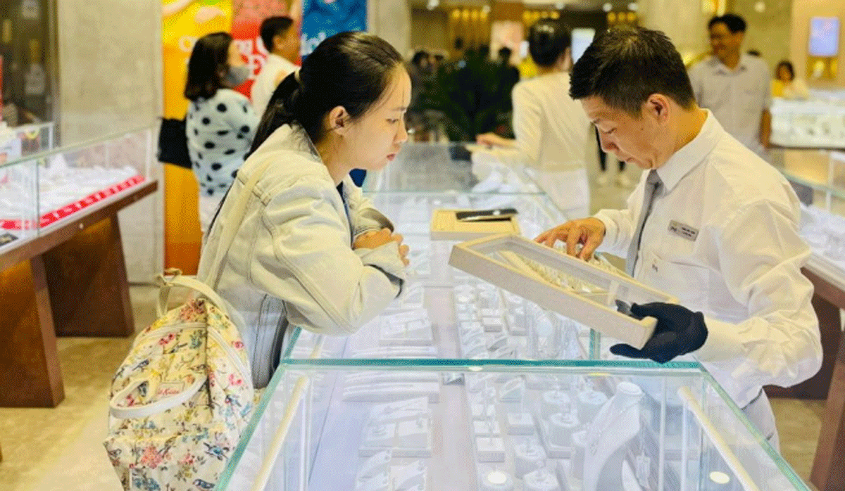 Giao dịch trang sức PNJ.