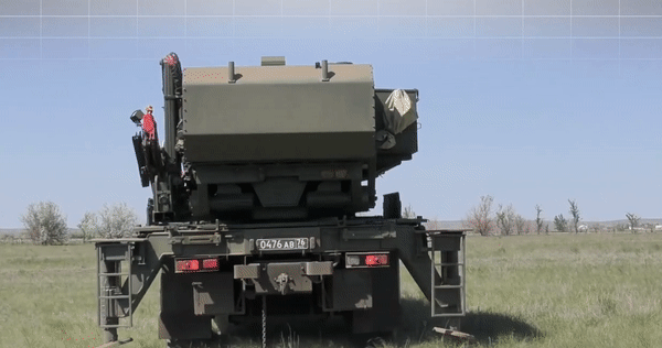 TOS-1A vẫn có lợi thế về khả năng vượt địa hình và mức bảo vệ của nền tảng bánh xích, trong khi TOS-2 hướng tới tốc độ cơ động, tính tự chủ và khả năng triển khai linh hoạt hơn trên mạng lưới đường bộ.
