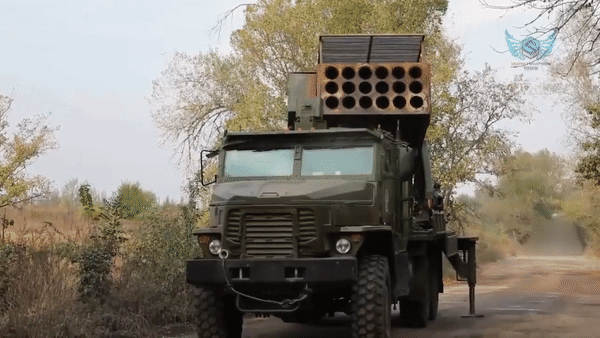 Như vậy, Nga không hoàn toàn từ bỏ TOS-1A. Hai kiểu khung gầm có thể đáp ứng những yêu cầu khác nhau.