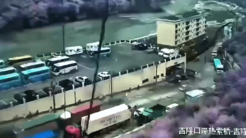 Các đội cứu nạn đang chạy đua với thời gian để sơ tán người dân và tìm kiếm hơn 1.500 người mất tích sau trận lũ quét nghiêm trọng tại khu vực biên giới Nepal - Trung Quốc.