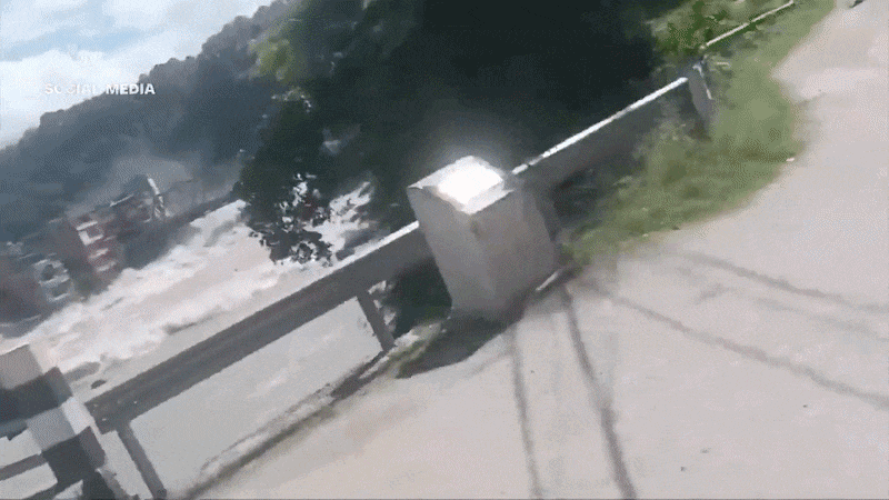 Địa hình núi cao, thung lũng sâu và lượng nước tích tụ lớn khiến mưa tiếp tục là yếu tố quan trọng đối với công tác cứu hộ. Các tuyến đường tiếp cận hẹp cũng buộc lực lượng cứu nạn phải đặc biệt cảnh giác trước nguy cơ sạt lở và đá rơi.
