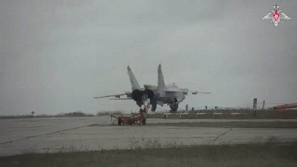 MiG-31 cũng được thiết kế để các máy bay có thể trao đổi dữ liệu với nhau. Thay vì mỗi chiếc hoạt động gần như độc lập, một nhóm MiG-31 có thể chia sẻ thông tin về mục tiêu, tạo thành một mạng lưới đánh chặn trên không. Đây là bước tiến quan trọng về cách tổ chức tác chiến.