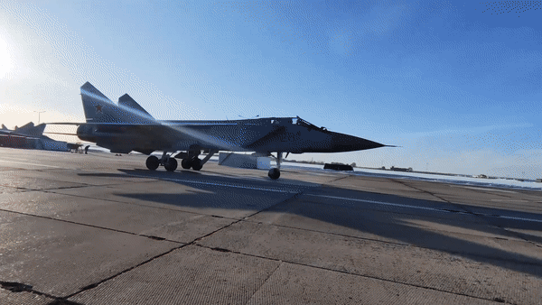 Vũ khí cũng được cải thiện. MiG-25 có thể sử dụng tên lửa R-40, trong khi MiG-31 được trang bị tên lửa R-33 với khả năng đánh chặn mục tiêu ở khoảng cách xa.