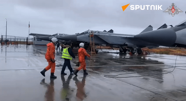 Điểm đáng chú ý là MiG-31 không từ bỏ triết lý "lớn, nhanh và đánh xa" của MiG-25. Nó giữ lại những đặc điểm phù hợp, đồng thời bổ sung radar, cảm biến, khả năng bay thấp, trao đổi dữ liệu và vũ khí mới.