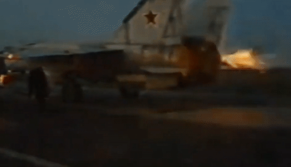 Nhưng tốc độ ấy không phải để MiG-25 lao vào một cuộc không chiến quần vòng. Nếu phải xoay vòng liên tục với một tiêm kích nhỏ hơn, MiG-25 sẽ gặp bất lợi vì kích thước lớn, trọng lượng cao và thiết kế tối ưu cho bay nhanh, bay cao.