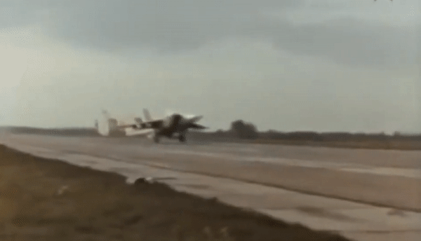 Nói cách khác, MiG-25 không cần phải thắng đối thủ trong một cuộc đua kéo dài. Nó chỉ cần nhanh hơn đủ nhiều để đến được vị trí đánh chặn, phóng tên lửa rồi rời khỏi khu vực.