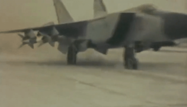 Tuy nhiên, Mach 3 không phải tốc độ mà MiG-25 có thể duy trì tùy ý. Bay ở tốc độ cực cao tạo ra nhiệt khí động rất lớn và gây áp lực lên động cơ, kết cấu cũng như hệ thống máy bay. Vì vậy, tốc độ khai thác tối đa thường được giới hạn ở khoảng Mach 2,8.