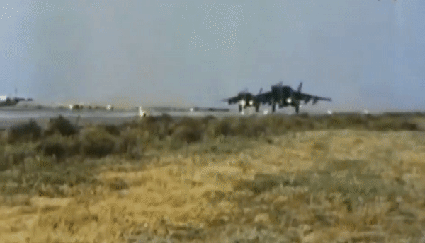Vũ khí của nó cũng phản ánh triết lý đó. MiG-25P mang 4 tên lửa không đối không tầm xa R-40, cho phép máy bay tấn công mục tiêu từ khoảng cách đáng kể.