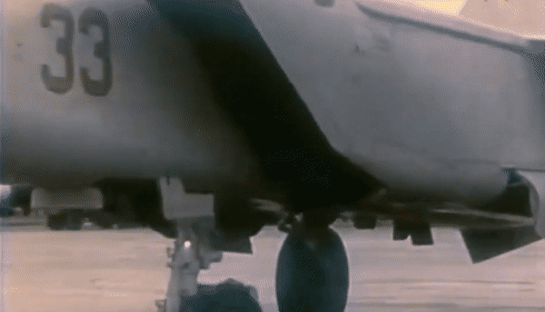 Đó mới là ý nghĩa thực sự của Mach 3 trên MiG-25: tốc độ không phải để trở thành một võ sĩ, mà là để biến chiếc máy bay thành một kẻ săn mồi đánh chặn từ độ cao rất lớn.
