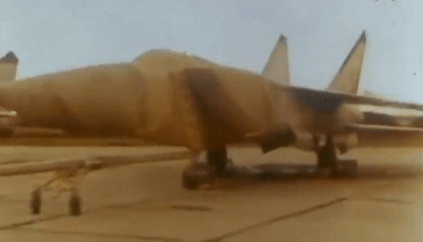 Theo đánh giá của Mỹ năm 1976, MiG-25 có thể phóng tên lửa vào mục tiêu cách tới khoảng 40 km khi bay ở độ cao trên 21.000 m và tốc độ khoảng Mach 2,5.