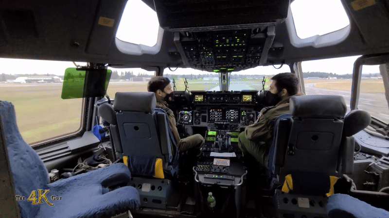 Chuyên trang hàng không quân sự Aviationist xác định chiếc máy bay mang mã hiệu 07-7181, thuộc biên chế Bộ tư lệnh Không vận (AMC) của không quân Mỹ.