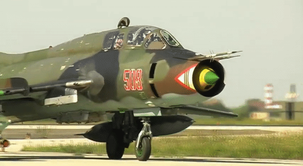 Nếu Su-7 cho thấy khả năng khai thác tốc độ cao của máy bay cánh xuôi, Su-17 tìm cách khắc phục những hạn chế của thiết kế đó bằng cánh cụp biến đổi.