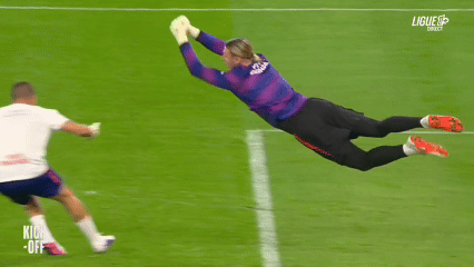 Safonov va chạm nguy hiểm với HLV thủ môn của PSG.