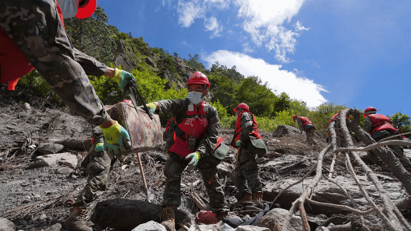  Theo Cơ quan Phòng chống và Quản lý thảm họa quốc gia Nepal, đến cuối ngày 28/7 đã có 584 người thiệt mạng và 2.500 người mất tích, trong đó có 517 công dân nước ngoài. Trao đổi với CNN, một phát ngôn viên Bộ Ngoại giao Mỹ cho biết 90 công dân Mỹ vẫn mất tích, trong khi 5 người đã được sơ tán an toàn khỏi khu vực thảm họa. Ảnh: CNN. 