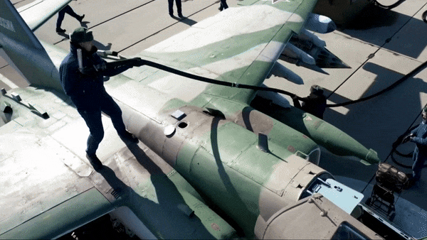 Su-25 cũng được thiết kế để hoạt động ở độ cao thấp. Đây là môi trường đặc biệt nguy hiểm bởi máy bay phải đối mặt với súng máy, pháo phòng không và tên lửa phòng không vác vai.