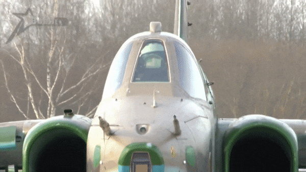 Điểm quan trọng là Su-25 được thiết kế dựa trên một triết lý rất cụ thể: ưu tiên khả năng sống sót và hỏa lực trong môi trường chiến trường tầm thấp hơn là tốc độ hoặc khả năng không chiến.