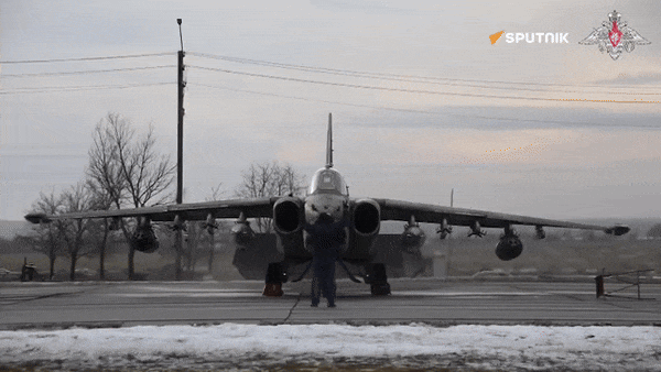 Su-25 được thiết kế với khả năng chịu đựng hư hại cao. Một trong những đặc điểm nổi bật là khoang lái được bảo vệ bằng lớp giáp titan, giúp tăng khả năng bảo vệ phi công trước hỏa lực từ mặt đất.