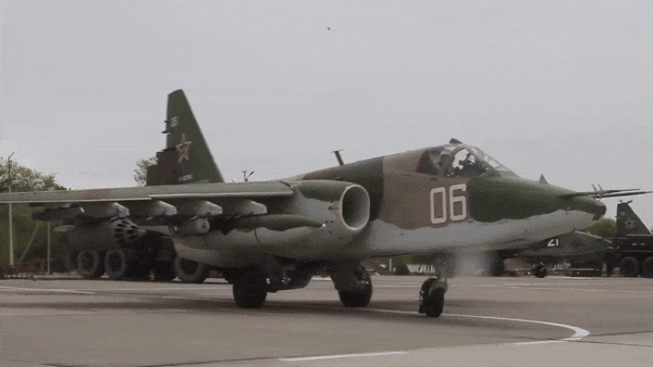 Yêu cầu đó dẫn tới chương trình phát triển Su-25. Sukhoi lựa chọn một triết lý thiết kế khác: máy bay phải đơn giản, bền bỉ và có khả năng hoạt động ở độ cao thấp, nơi lực lượng mặt đất có thể trực tiếp quan sát và phối hợp với máy bay.