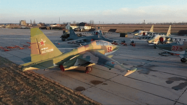 Khả năng mang vũ khí là một phần quan trọng trong thiết kế. Su-25 có 10 giá treo, cho phép mang bom, rocket, tên lửa và các loại vũ khí khác với tổng tải trọng khoảng 4.400 kg.