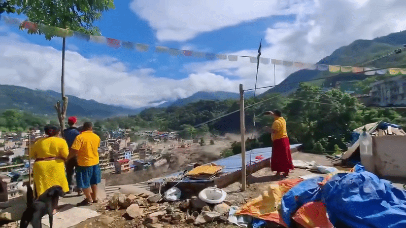 Nhiều thị trấn và làng mạc ven sông bị tàn phá nặng nề, chỉ còn những vùng đất màu nâu xám trên ảnh vệ tinh.