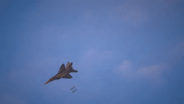 Vì vậy, câu trả lời chính xác nhất là: MiG-29 không đơn giản là cơ động hơn F-16. Hai máy bay có những ưu thế cơ động khác nhau, và kết quả trong không chiến phụ thuộc vào tốc độ, năng lượng, độ cao, tải trọng, phi công, cảm biến và tên lửa được sử dụng.