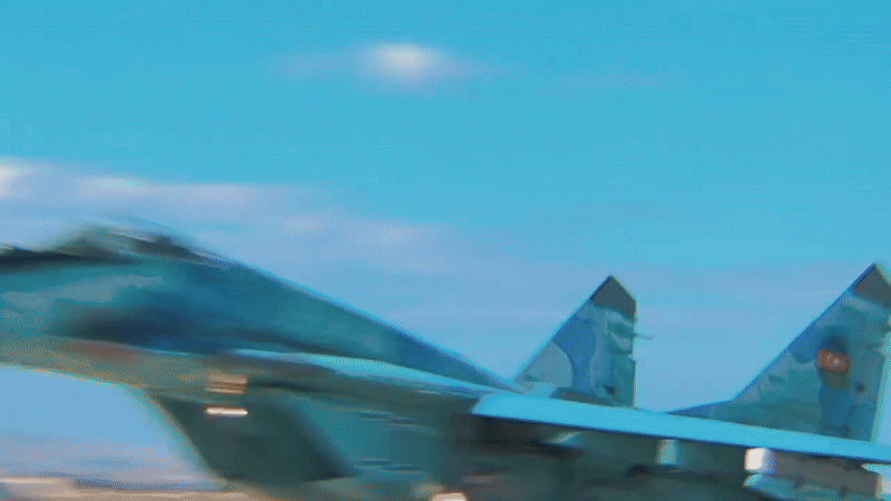 MiG-29 từng gây ấn tượng mạnh tại các màn trình diễn hàng không nhờ khả năng thực hiện những động tác ở góc tấn rất lớn. Tuy nhiên, biểu diễn hàng không không đồng nghĩa với ưu thế tuyệt đối trong không chiến thực tế.