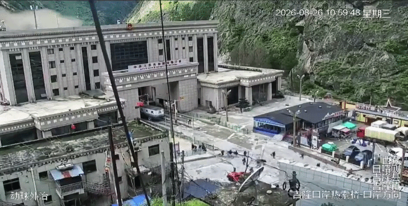 Sáng 26/8, Syed Umar Sadiq dẫn 57 người hành hương tới khu vực biên giới Nepal sau chuyến tham quan núi Kailash và hồ Mansarovar ở Tây Tạng, Trung Quốc. Cùng thời điểm đó, một thảm họa bắt đầu hình thành trên vùng núi cao Himalaya.