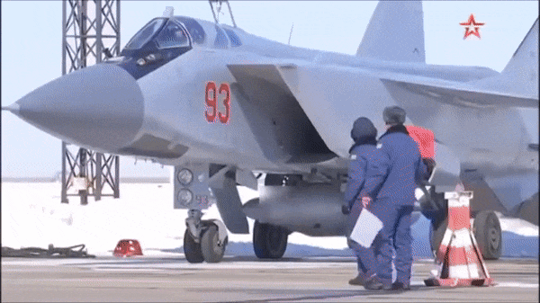 Tuy nhiên, MiG-31 vẫn có những hạn chế rõ ràng. Đây là một thiết kế có tuổi đời lớn, chi phí vận hành cao và không phù hợp với mọi nhiệm vụ.