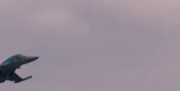 Bố trí ghế cạnh nhau cũng tạo ra một số khác biệt về hình dáng. Phần mũi Su-34 trở nên rất rộng, tạo nên ngoại hình đặc trưng với phần "mõm" lớn. Đây là một trong những điểm khiến Su-34 dễ dàng được nhận diện ngay cả khi nhìn từ xa.
