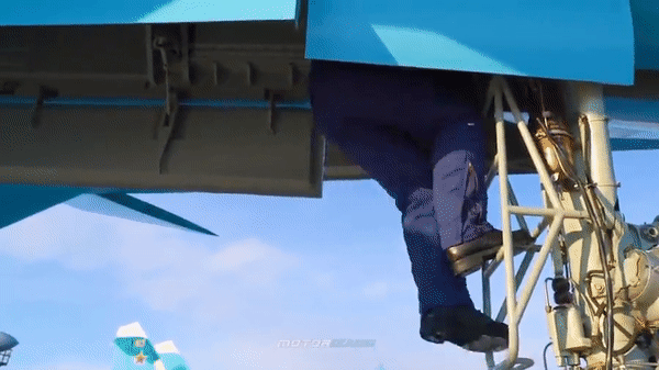 Trên nhiều máy bay chiến đấu 2 chỗ, phi công và sĩ quan vũ khí ngồi nối tiếp nhau. Cách bố trí này giúp thân máy bay tương đối hẹp, giảm diện tích cản và phù hợp với những thiết kế vốn ưu tiên khả năng không chiến.