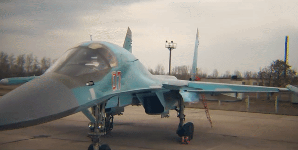Sukhoi không còn đặt trọng tâm vào việc tối ưu hóa một chiếc tiêm kích cho không chiến, mà ưu tiên khả năng phối hợp của tổ lái trong những nhiệm vụ tấn công đường dài và phức tạp.