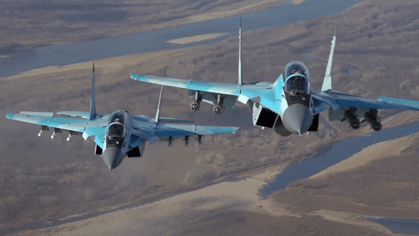 Khả năng mang vũ khí cũng được mở rộng. MiG-35 có 9 điểm treo, cho phép sử dụng tên lửa không đối không, tên lửa không đối đất và bom dẫn đường.