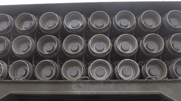 Có thể hình dung đơn giản: một hệ thống như Smerch được thiết kế với ưu tiên lớn cho hỏa lực rocket ở khoảng cách xa, còn TOS-1A được xây dựng quanh câu hỏi khác: làm thế nào đưa hỏa lực nhiệt áp đến gần khu vực giao tranh mà vẫn bảo vệ được phương tiện và kíp chiến đấu?