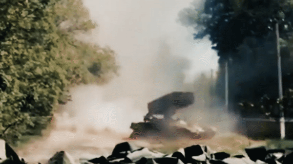 TOS-1A cần mang một lượng lớn rocket trên phương tiện có khả năng cơ động địa hình và bảo vệ kíp chiến đấu, nên không thể đơn giản tăng tầm bắn mà không tạo ra những đánh đổi về kích thước, trọng lượng và cấu trúc.