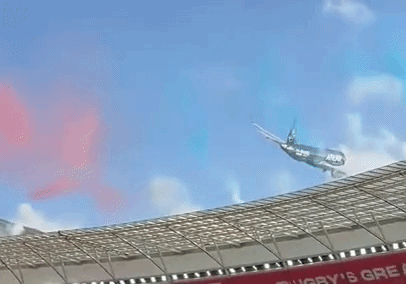 DHL Stadium có độ cao khoảng 164 feet so với mực nước biển. Như vậy, máy bay được Flightradar24 xác định bay cao hơn nóc sân khoảng 41-46 feet, tương đương 12,5-14 m.