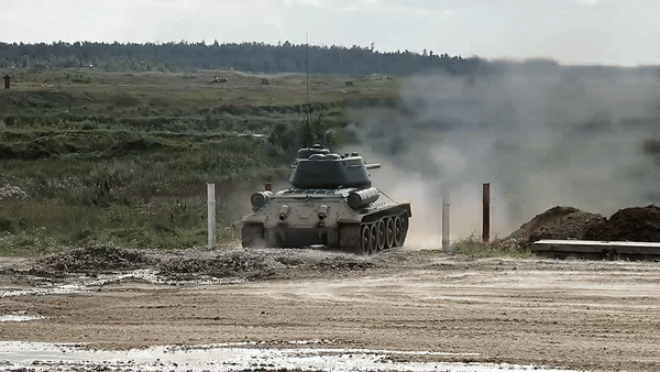 Ở đây, khoảng cách giữa T-34 và xe tăng hiện đại trở nên rất lớn. T-34 được thiết kế trong thời đại mà việc phát hiện mục tiêu chủ yếu dựa vào mắt người và kính quan sát quang học. Kíp xe phải quan sát trực tiếp chiến trường để tìm mục tiêu.